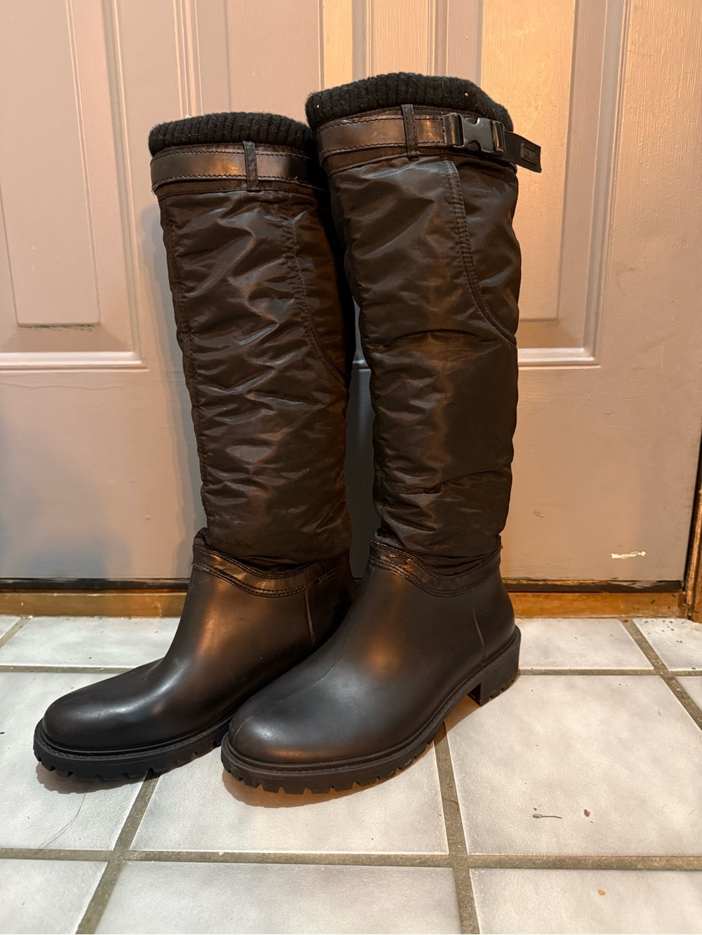 DKNY Women's Boots in Black with side pockets! (9)